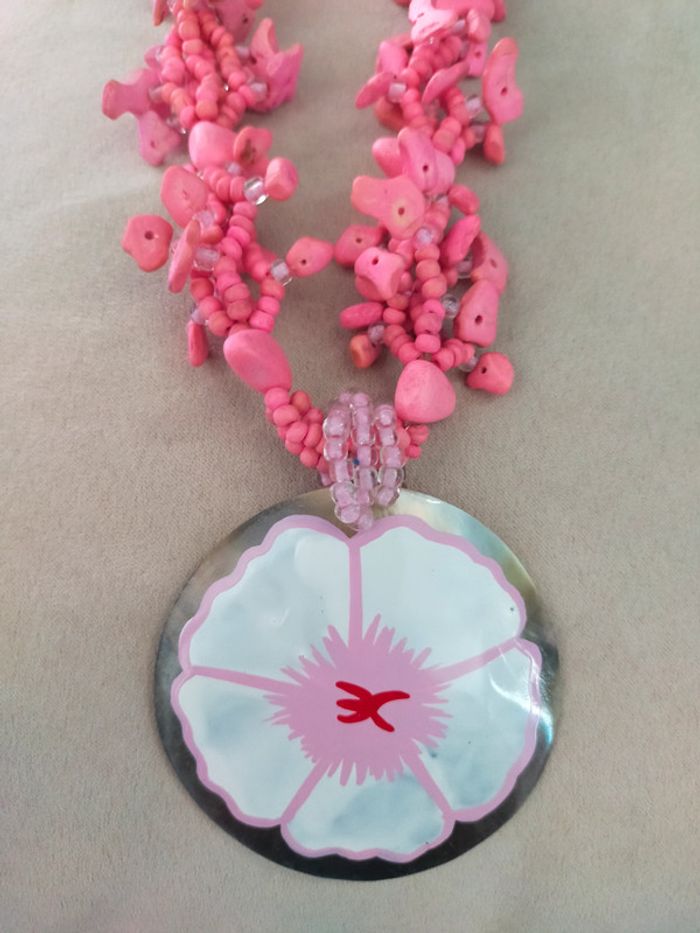 Collier ethnique rose vif en perles naturelles + grand pendentif floral nacré - photo numéro 4