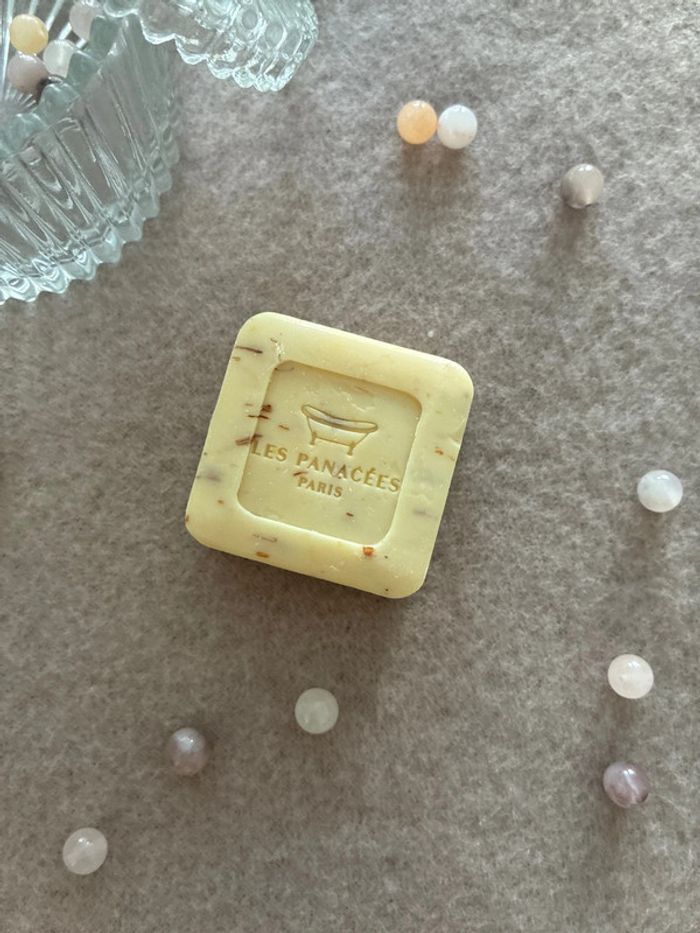 Savon visage à l’huile essentielle bio de lavande Les Panacées - photo numéro 2