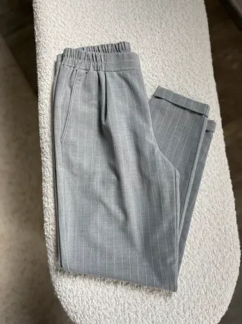 Pantalon gris à rayures blanches