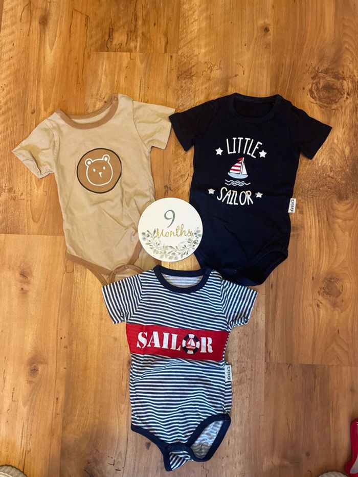 Lot de 3 bodies manches courtes taille 9 mois