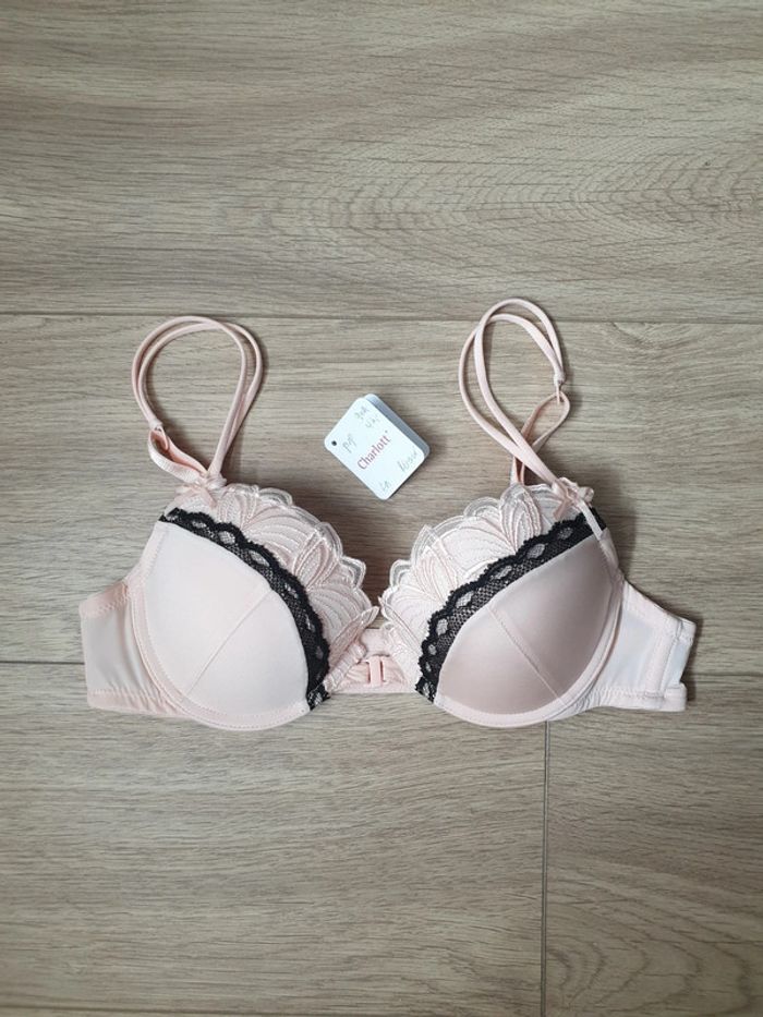 Soutien gorge rose dentelle noire