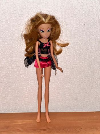 Poupée winx  flora rockstar