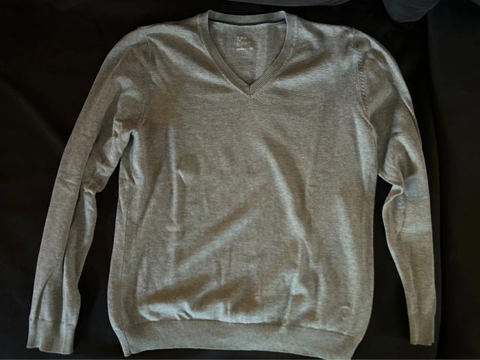 648 - pull gris pour homme petit col V