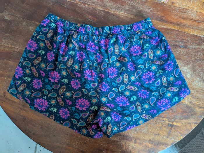 Joli short In extenso taille L motifs multicolores cachemire fond bleu marine - photo numéro 4