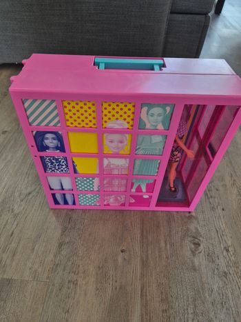 Dressing Barbie 