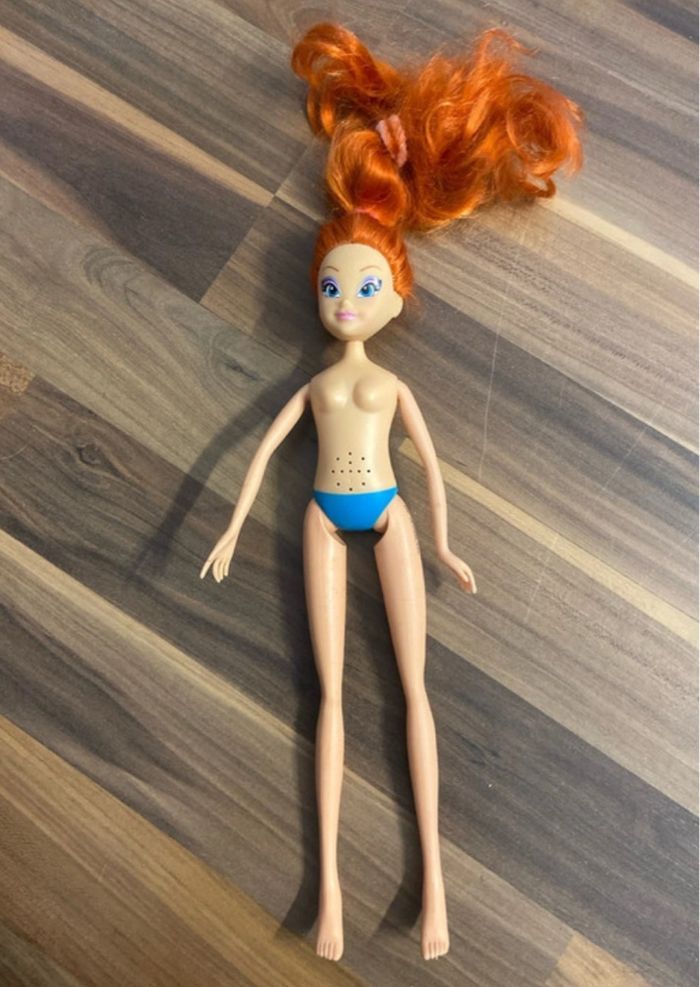 Poupée winx club bloom 2011 - état satisfaisant