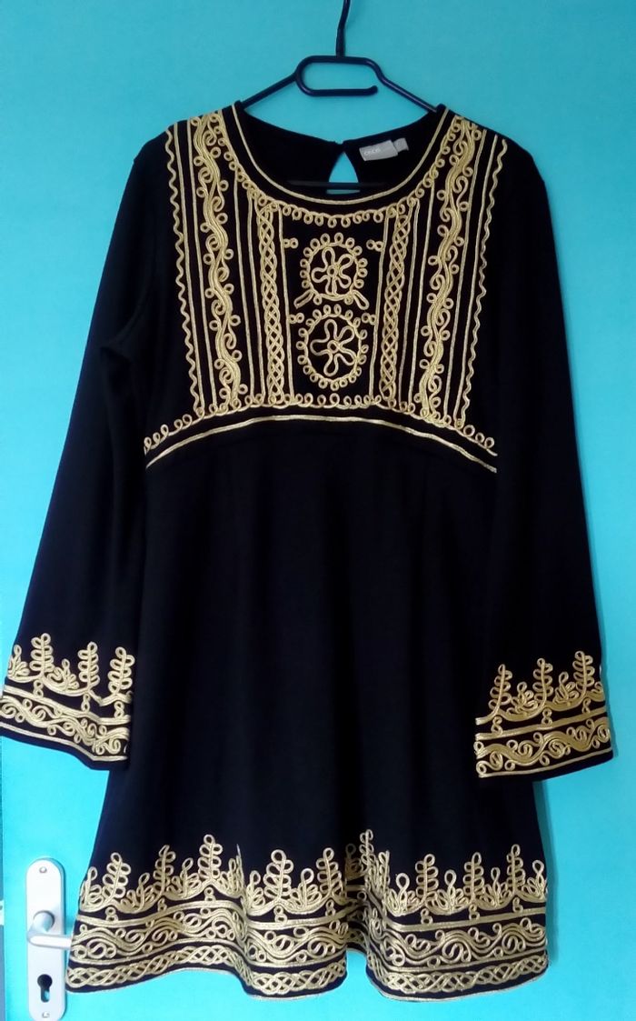 🌿 Robe noire et broderie dorée Asos taille 44 🌿