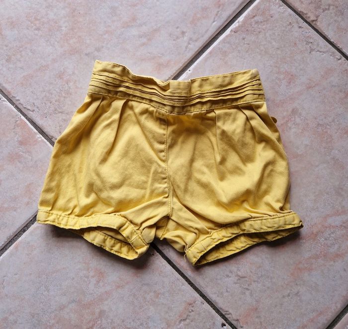 Short jaune