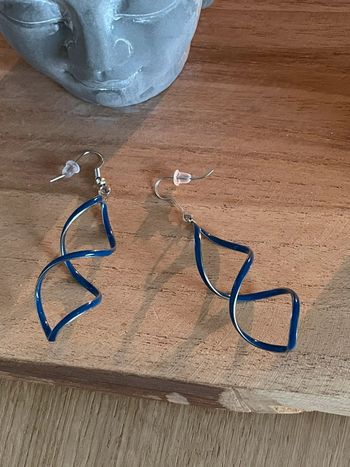 Boucles d’oreilles bleues neuves