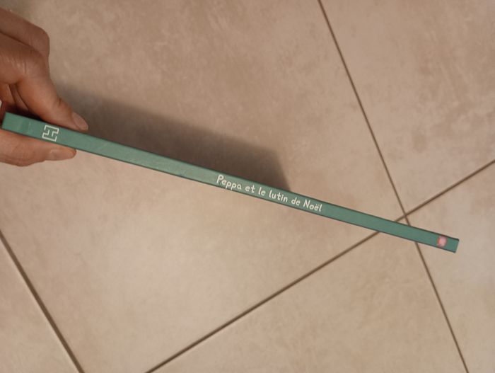 Grand livre Peppa pig peppa fête et le lutin de noel - photo numéro 2