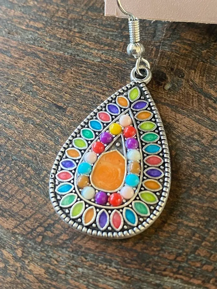 Magnifique paire de boucles d’oreilles avec pierres colorées - photo numéro 2