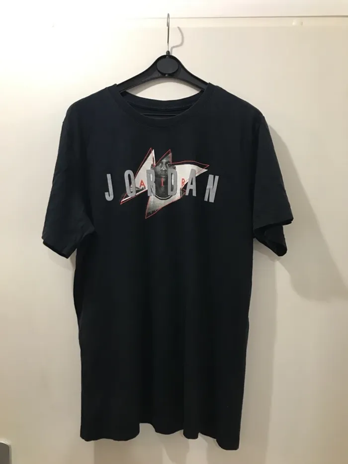 T-shirt 👕 Nike air Jordan noir blanc imprimer taille M