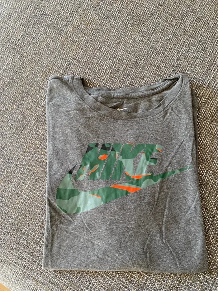 T-shirt Nike Homme XL – Gris Anthracite avec Logo Camouflage Kaki/Orange Édition Originale