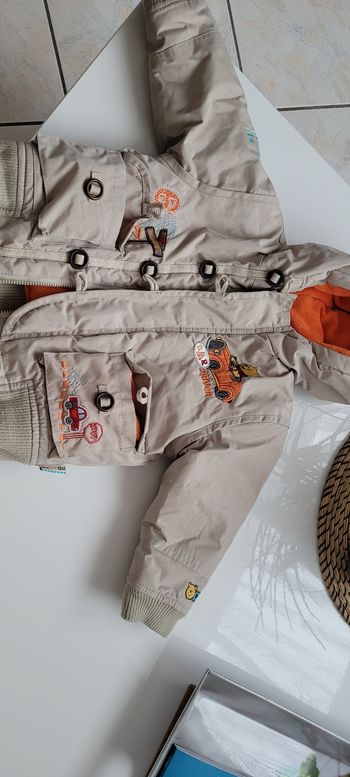Blouson marron et orange avec capuche et gants