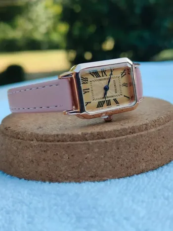 Montre rose rectangulaire, style retro vintage