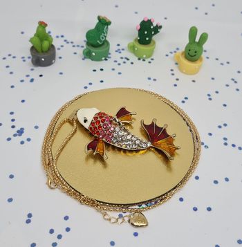 Collier doré carpe koï rouge et orange