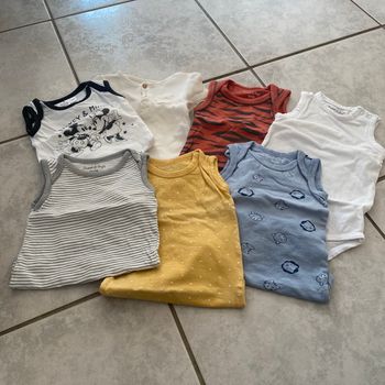 Lot bodys garçon 1 mois