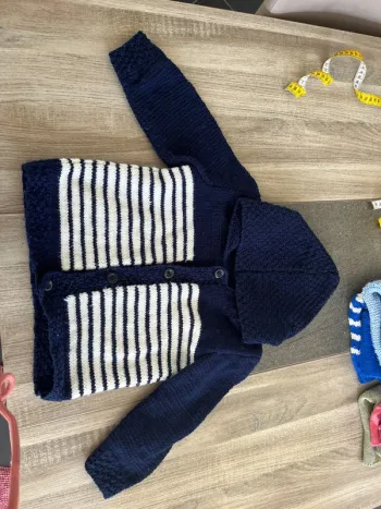 Gilet avec capuche tricoté 4 ans