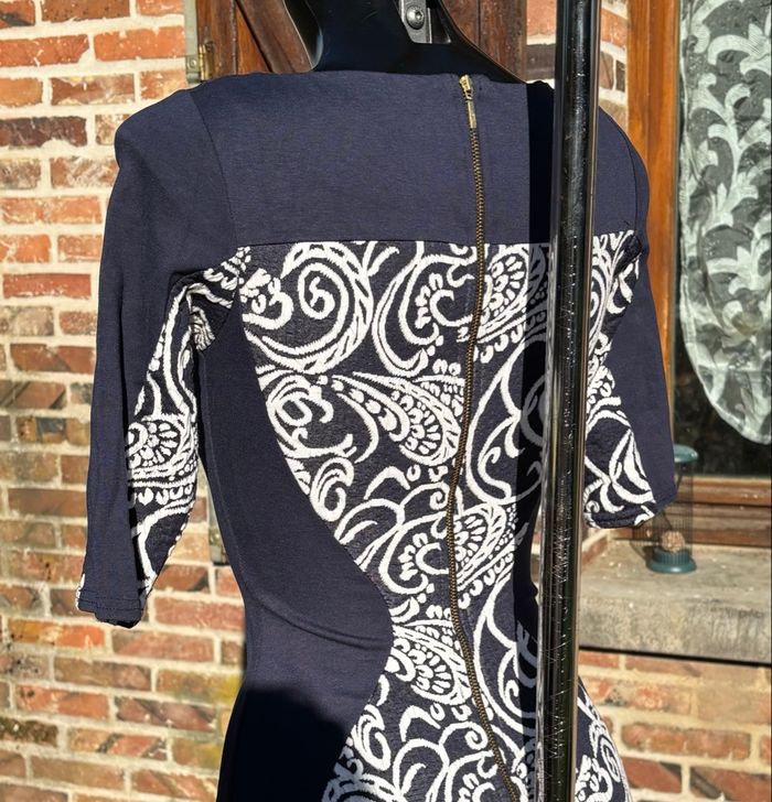 👗 Robe bleu marine moulante à motifs blancs • T36 • Closet - photo numéro 4