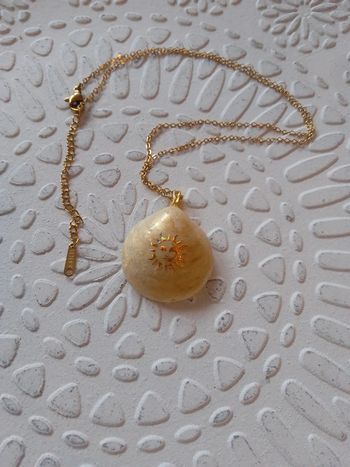 Collier pendentif coquillage ensoleillé