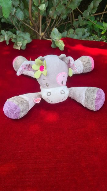 Doudou vache Nattou grise et rose avec cocard rose a l'œil