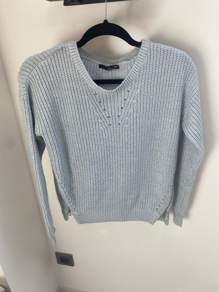 Pull maille ajourée bleu claire de chez Tally weilj taille 36 en TBE - photo numéro 1