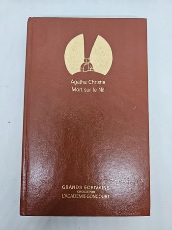 "Mort sur le Nil", de Agatha Christie.
Grands écrivains.
256 pages. 
ISBN : 2.85018.558.2.