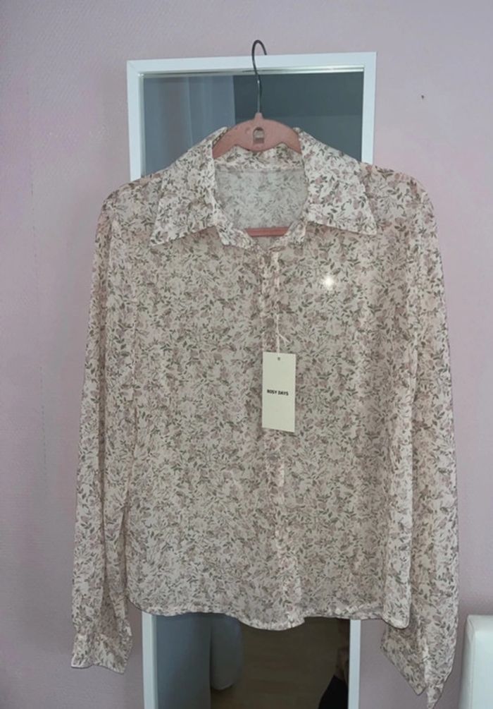 Chemise fleurie - neuve avec étiquette - photo numéro 2