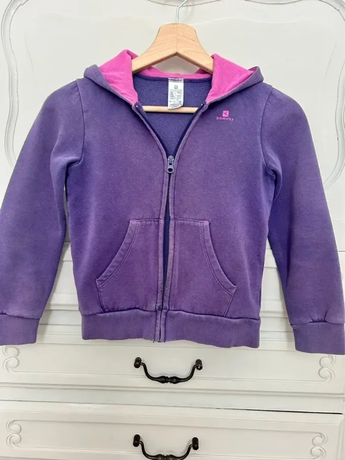 Très beau sweat à capuche violet et rose décathlon taille 8 ans - photo numéro 3
