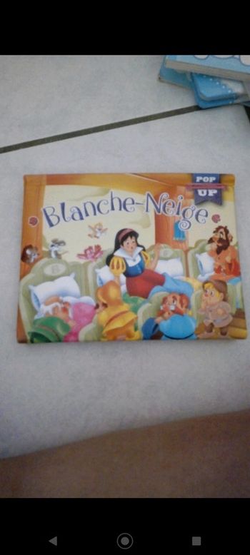 Livre pop up relief Blanche neige