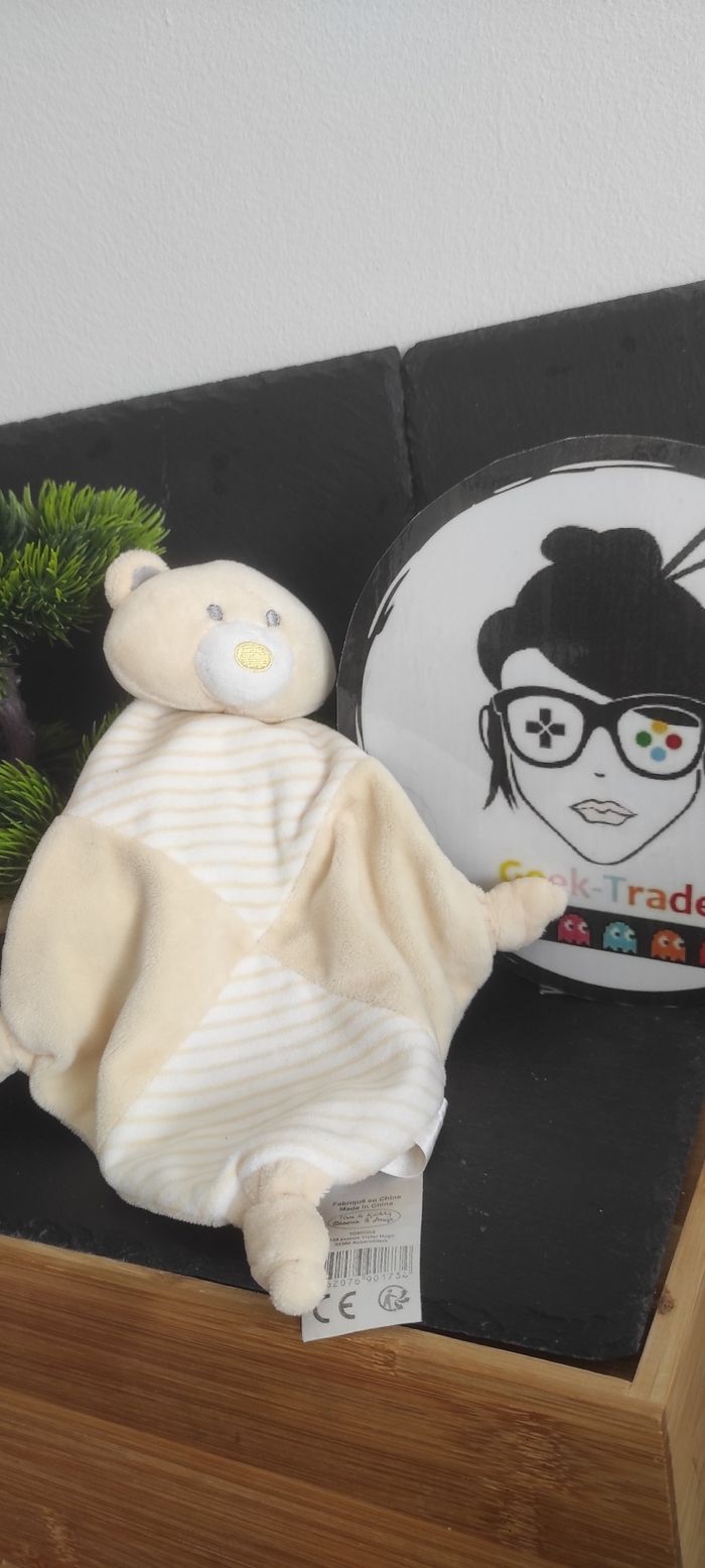 Doudou ours jaune beige rayé Tom et Kiddy gris blanc noeud losange Plat