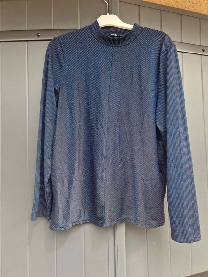 T-shirt noir col haut avec brillant bleu - photo numéro 3