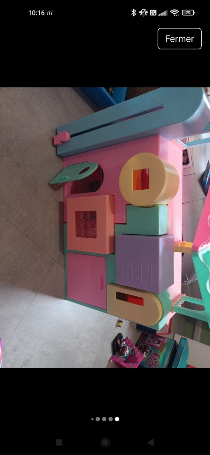 Maison + voiture + poupées et accessoires - photo numéro 5