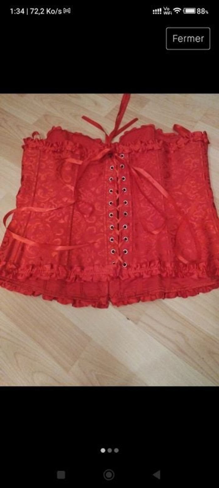 Corset, rouge, relief tapisserie en très bon état