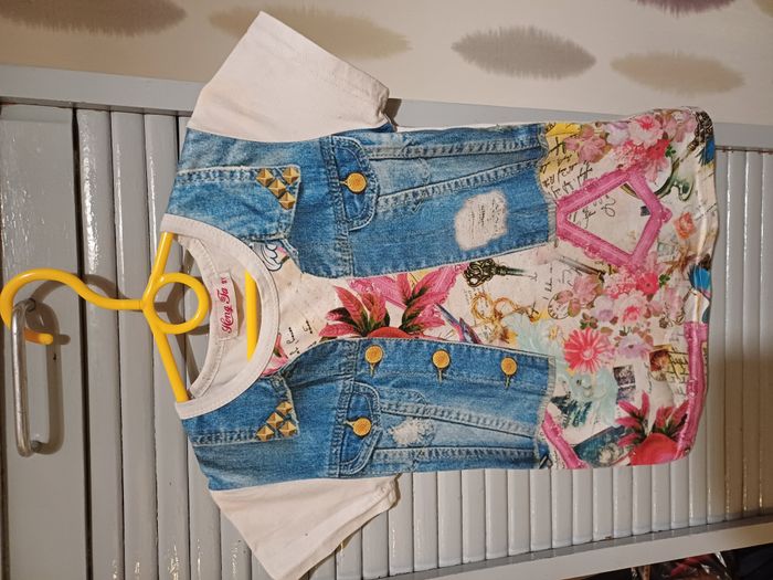 11 tee shirts et 1 débardeur pour filles Taille 8 ans - photo numéro 5