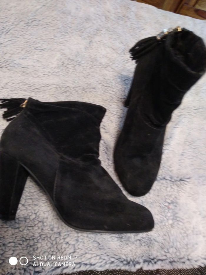 Jolies boots noires pompons fermeture arrière - photo numéro 5