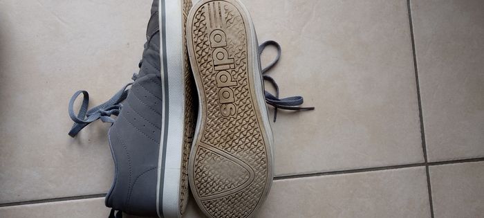 Jolie basket Adidas grises  bandes bleues marine 41,5 . Bon état. Usées en haut du talon voir photo. Pliure au niveau des orteils. - photo numéro 4