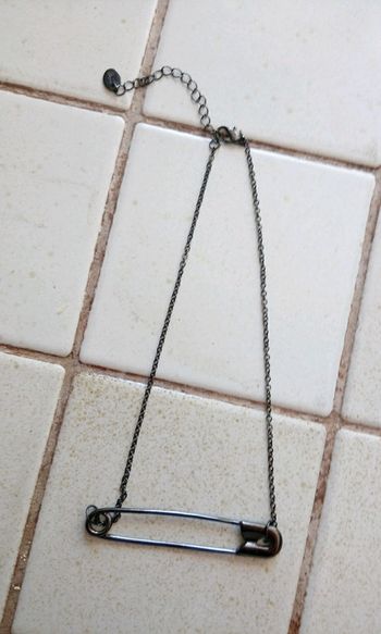 Pendentif épingle à nourrice