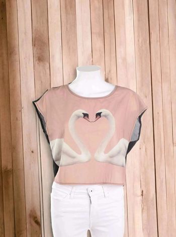 Douceur cygne : le t-shirt graphique qui illumine votre journée