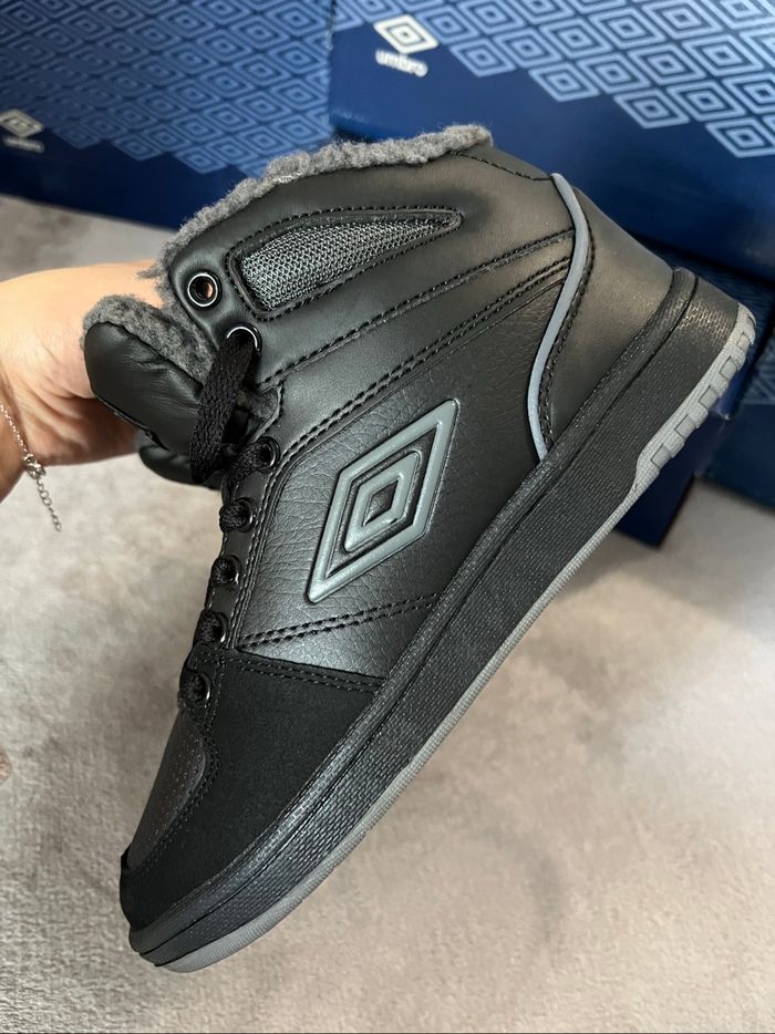 Basket UMBRO neuf - photo numéro 3