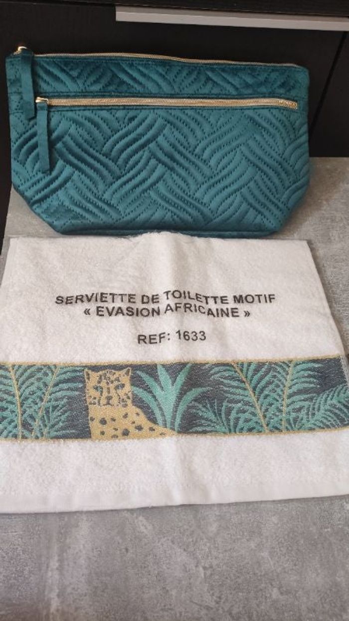 Trousse de toilette maquillage et serviette