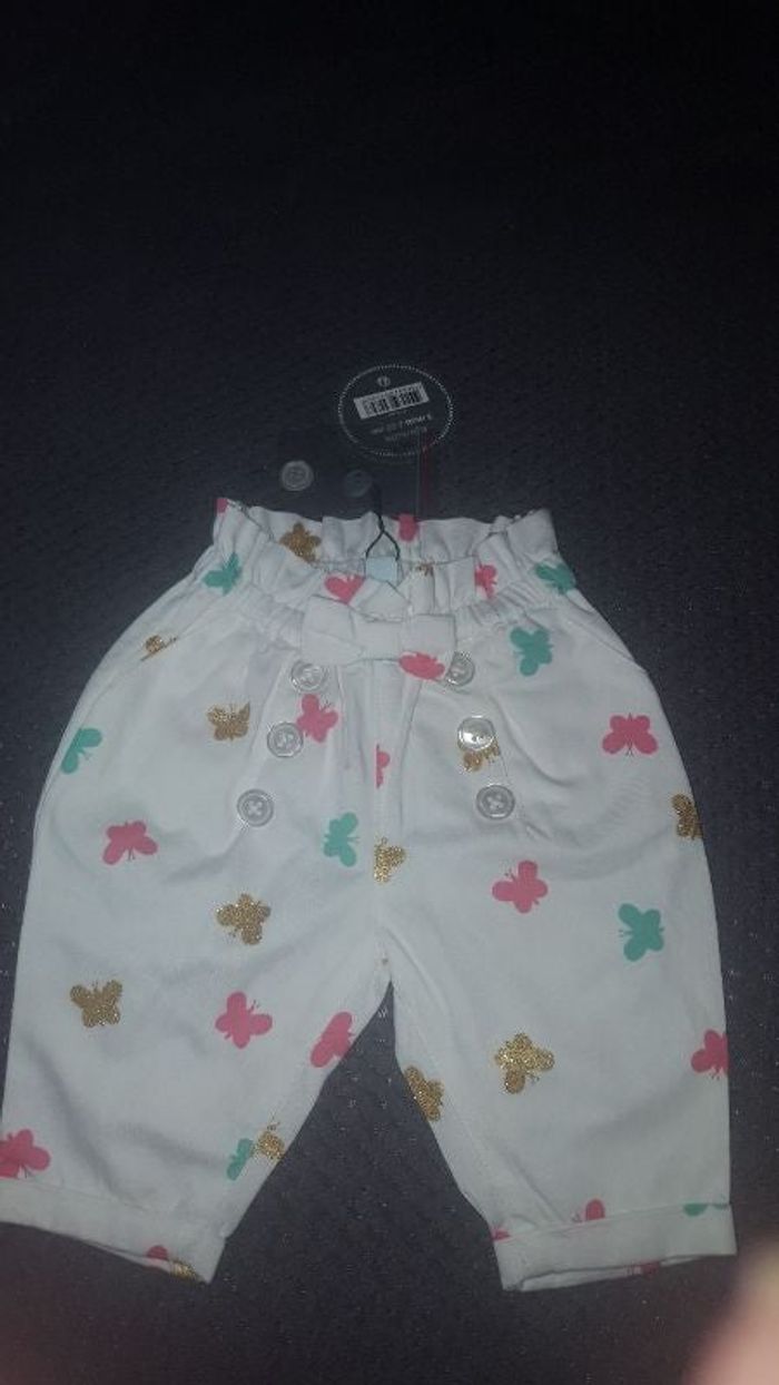 Pantalon bb 3 mois neuf .papillons