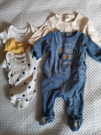 3 Bodies et 2 pyjamas  1 mois