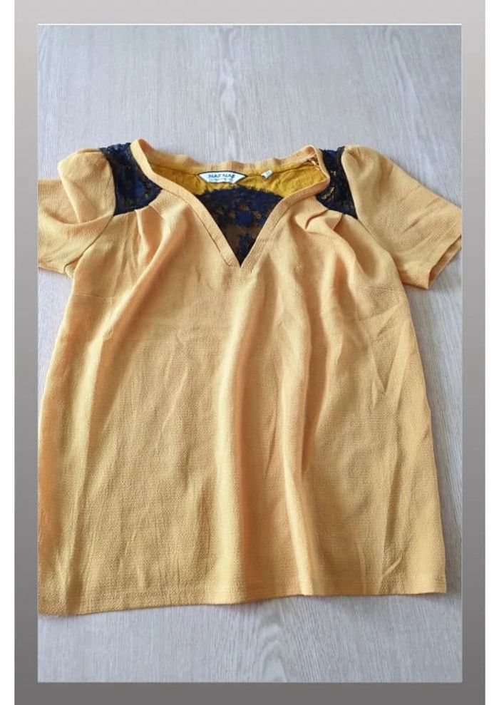 Haut/Tshirt femme Naf Naf XS jaune col en dentelle noire