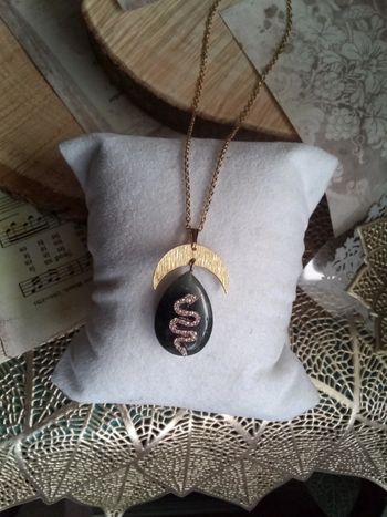 Collier pierre agate mousse serpent zircons et lune dorée