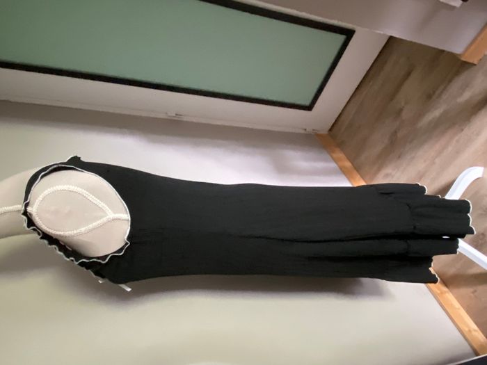 Robe noire à liseré blanc - photo numéro 6