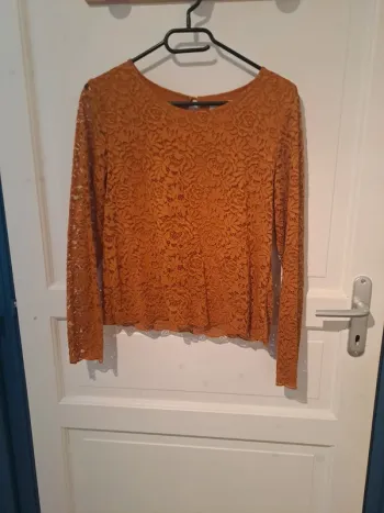 Haut camaïeu dentelle jaune moutarde