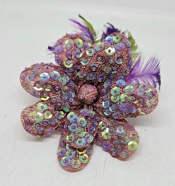 Broche.
Fleur. 
Diamètre : 10cm
