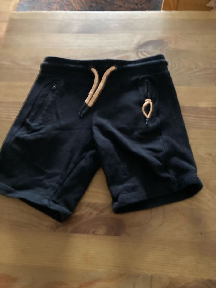 Short noir