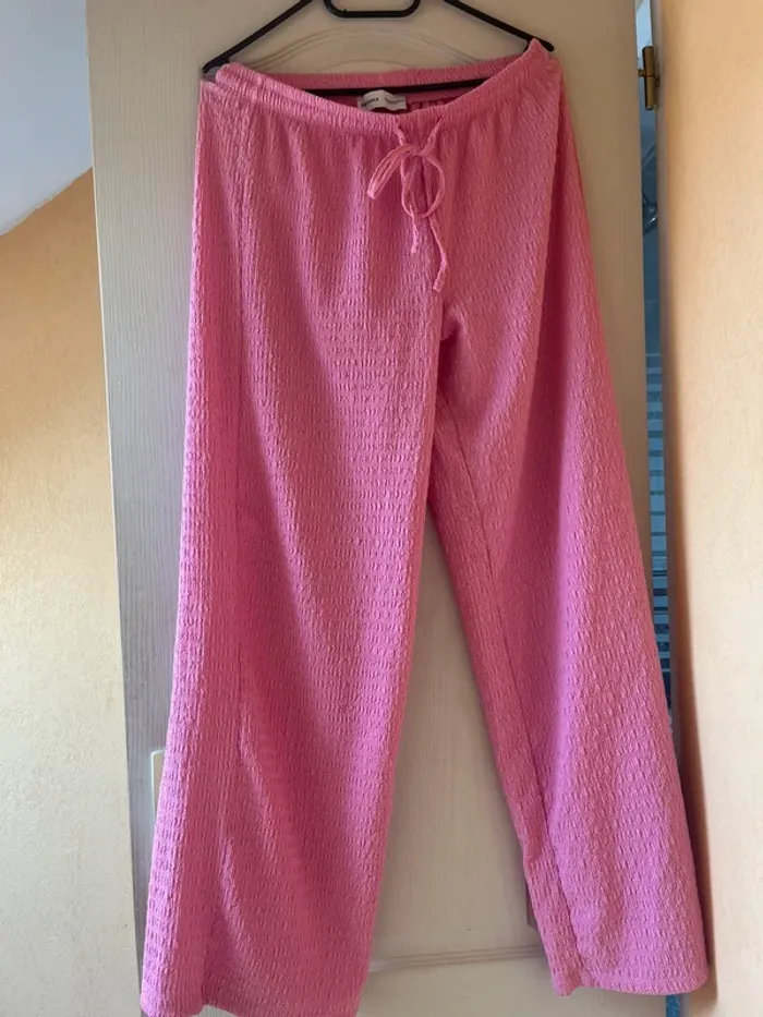 pantalon droit rose plissé gaufré bershka - photo numéro 2